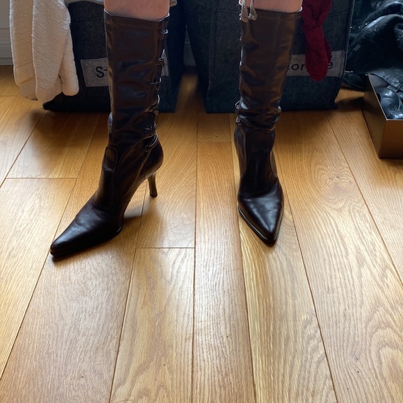 Beautiful chocolate brown boots! Heel is 2 1/2” or 6 centimetres - Picture 2 of 4